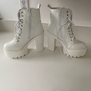 Cutest white boots ever size 8
